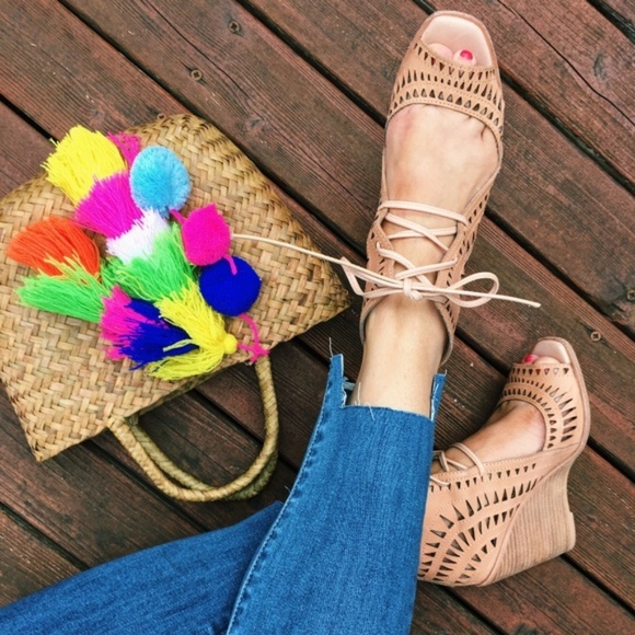 T&J Designs Tan Tote with Colorful Tassels New - Picture 3 of 4